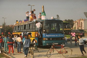 Feier auf dem Graffiti-Busdach