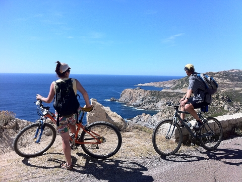 ... bietet neben herrlichen Ausblicken auf die wilde Felsenküste, ...