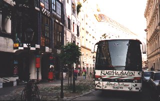 Hundertwasser-Bus in front of the KunstHausWien