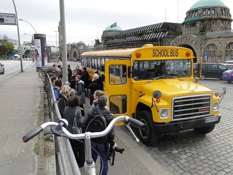 Schulbus an den Landungsbrücken Hamburg