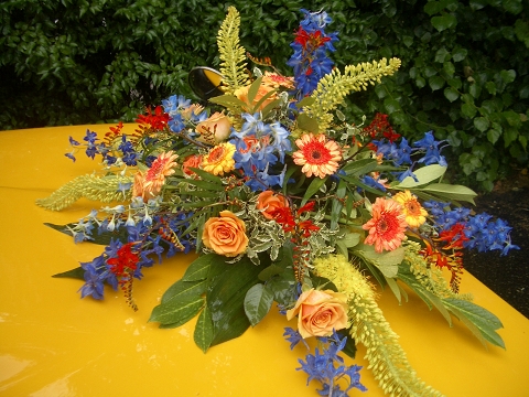 Schulbus mit Blumenbouquet auf Kühlerhaube für Hochzeiten