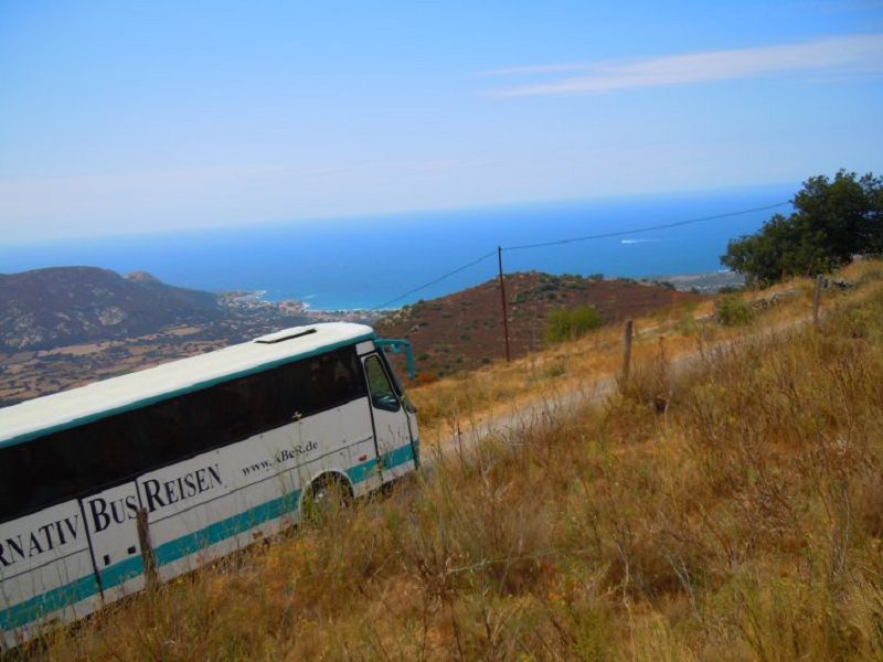 Hoch hinauf, schmaler steiler Weg nach San Antonino Hoch hinauf, schmaler steiler Weg nach San Antonino